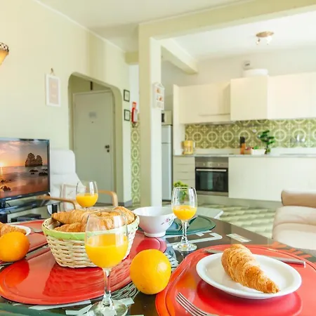B10 - Top-floor Bay View Apartment *