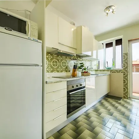 B10 - Top-floor Bay View Apartment *